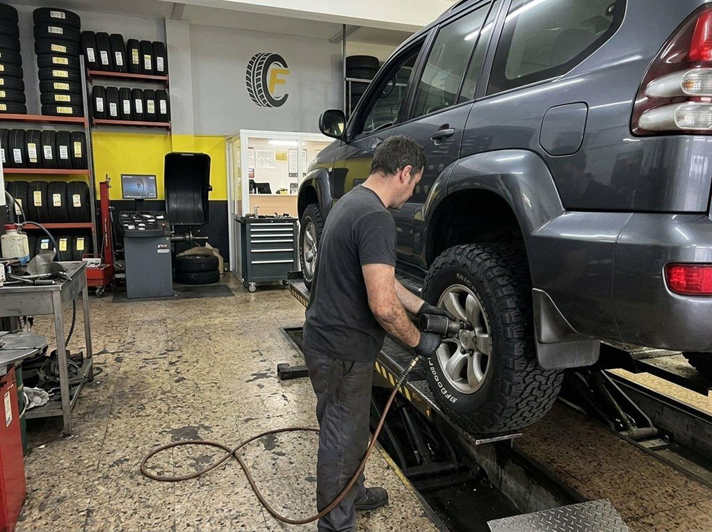 Foto 1 Cambio de neumáticos 4x4 y SUV en Valdoviño