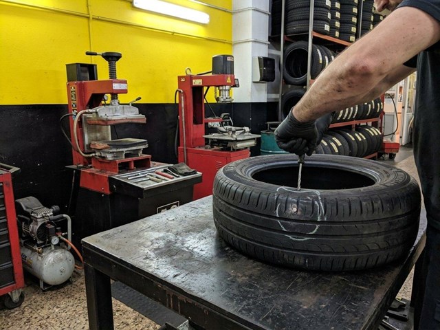 Reparación de pinchazos y vulcanizado de neumáticos en Fene